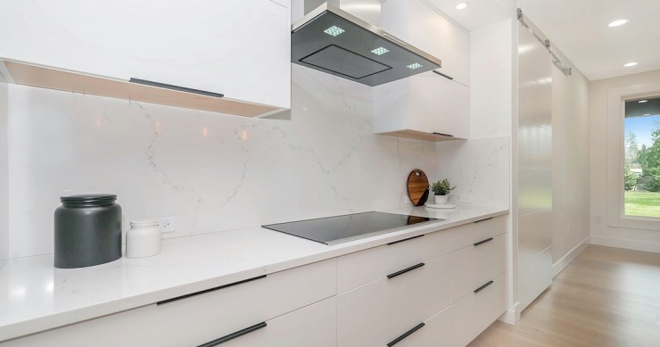 placa elétrica em cozinha branca