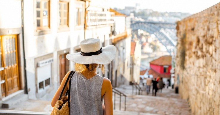 British and American buyers in Portugal