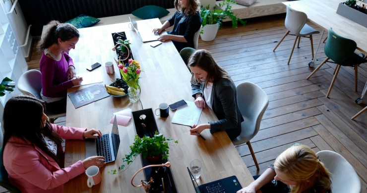 jovens mulheres em cowork
