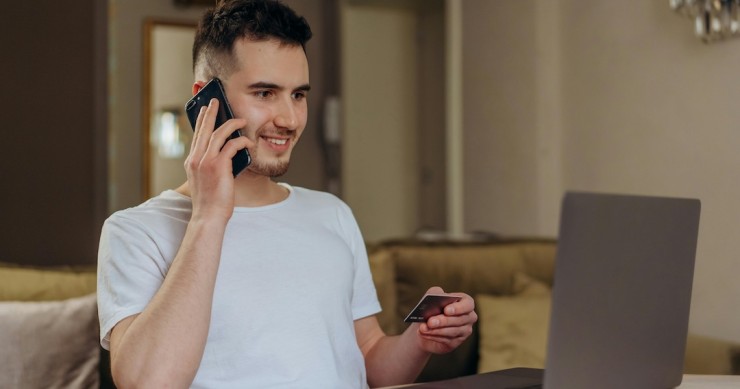 jovem contente ao telemóvel a ser alvo de burla