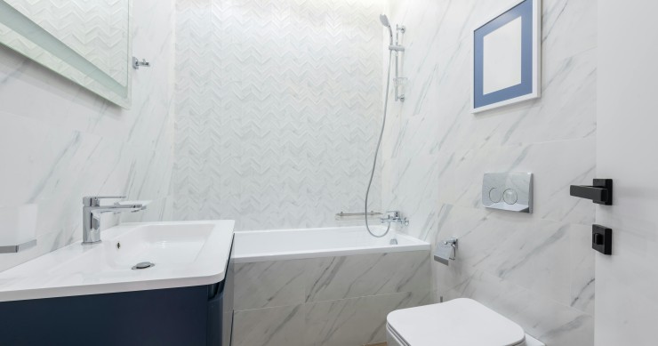 casa de banho pequena com banheira