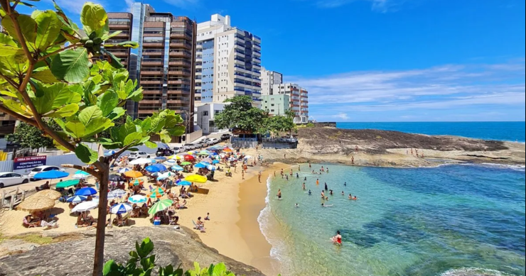 A praia radioativa do Brasil onde nadam milhares de pessoas