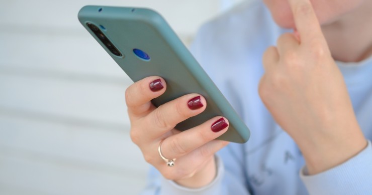 rapariga com telemóvel na mão