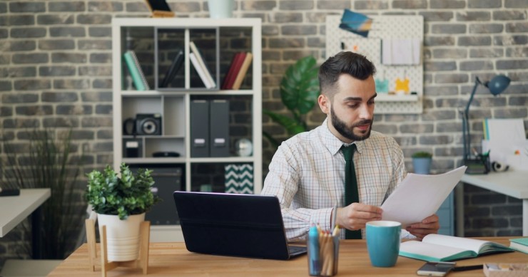 homem com documento em mãos