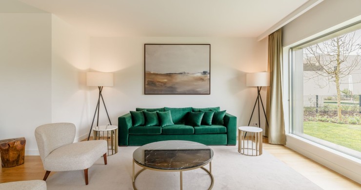 sala de estar ampla e luminosa