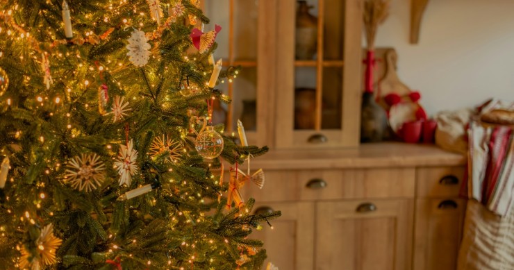 árvore de Natal na sala de estar