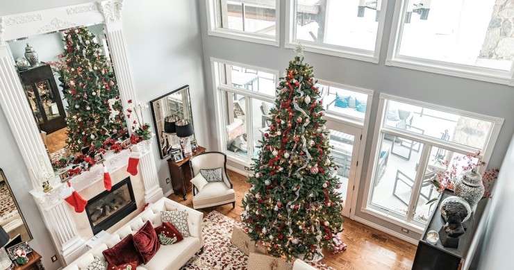árvore de Natal na sala de estar