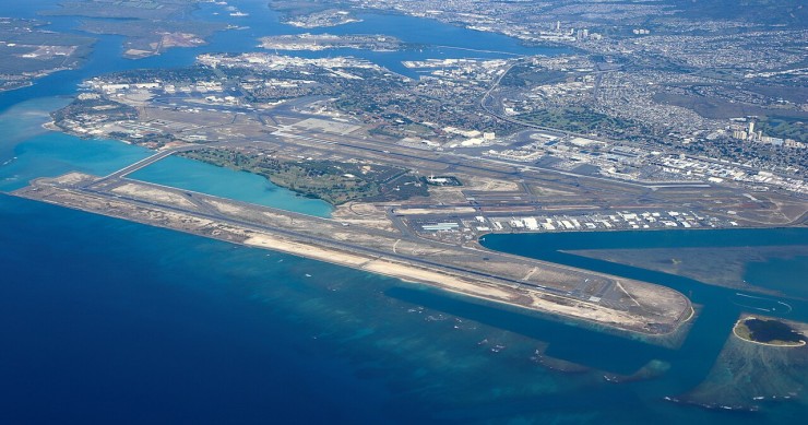 Vista aérea del Aeropuerto Internacional Daniel K. Inouye en 2025 tomada desde un avión que se dirigía hacia el oeste antes de girar para aterrizar en la pista 8L.