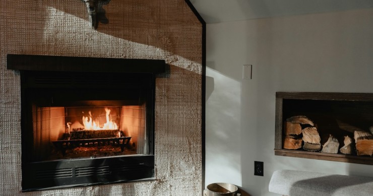 madeira a arder na lareira