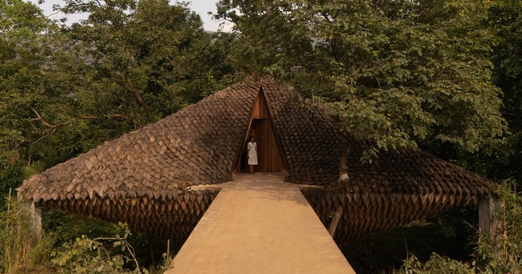 La Bridge House se encuentra en Karjat (la India) y, literalmente, se extiende sobre un desfiladero de siete metros de profundidad.