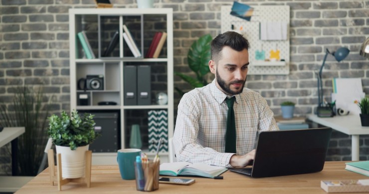 homem em frente do computador