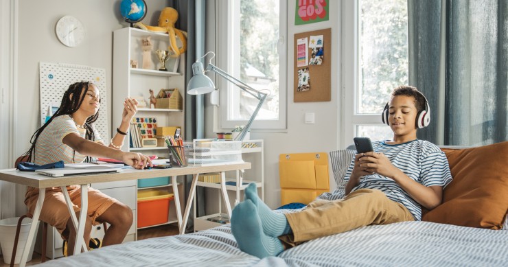 Organizar o quarto para os irmãos