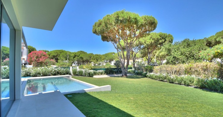 jardim moderno com piscina