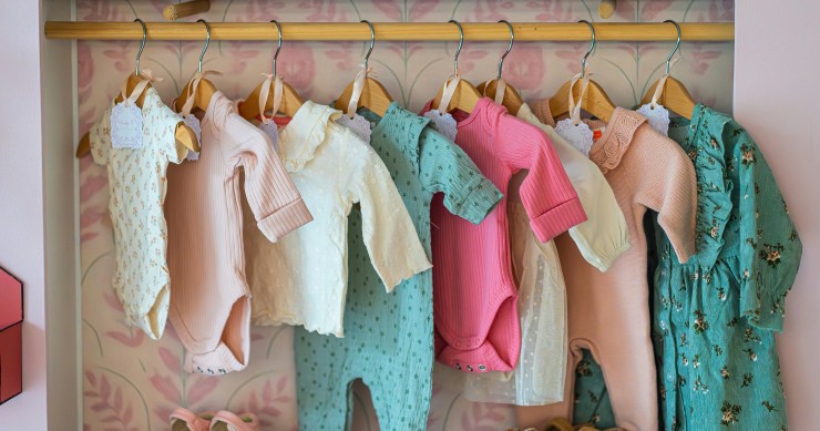 armário com roupa de crianças