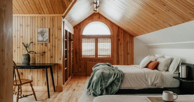 quarto com tons neutros quentes