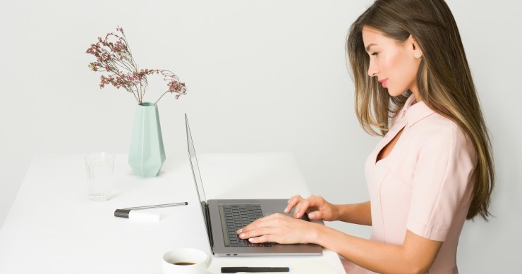 mulher em frente do computador