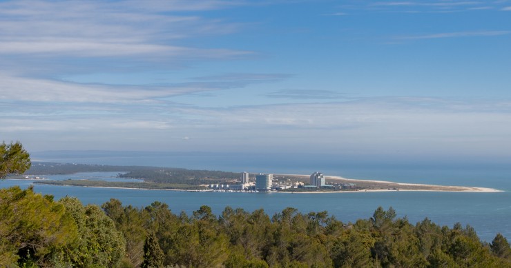 Incêndio em resort turístico em Troia