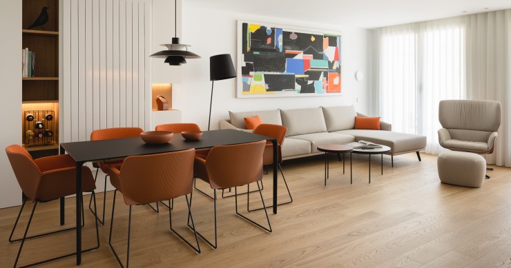 Sala com obra de arte