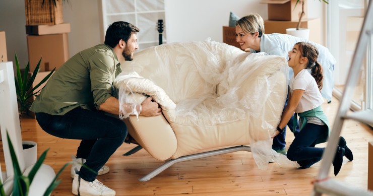 Família a mobilar casa