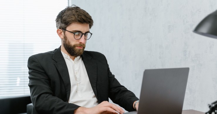 homem em frente do computador