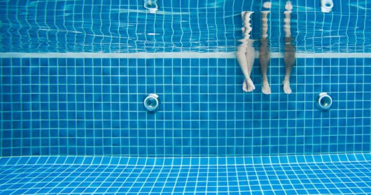 pernas na piscina