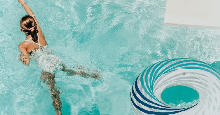 rapariga dentro de uma piscina