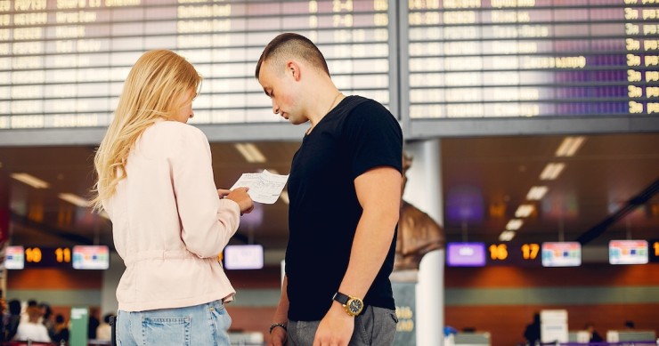casal perdido no aeroporto