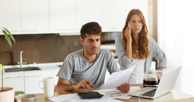 Casal jovem faz contas às despesas