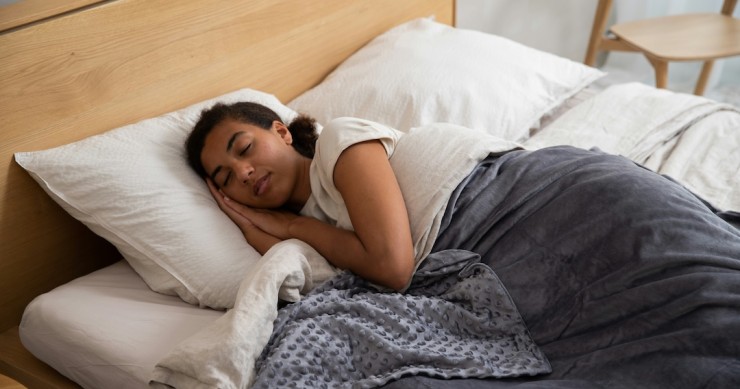 mulher deitada na cama