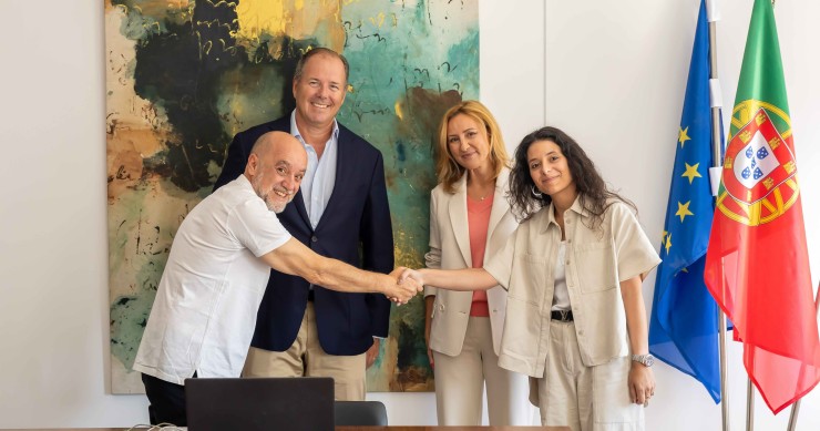 Assinatura de contrato da residência universitária da Universidade NOVA de Lisboa - da esquerda para a direita temos: José Júlio Alferes, Ricardo Kendall, Vera Kendall.e Ana José Teixeira