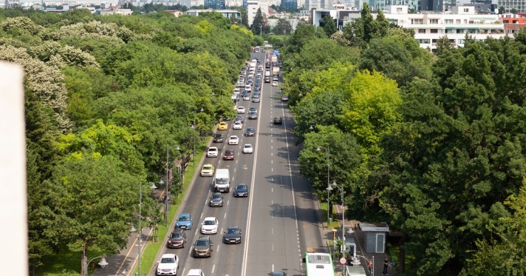 viaturas numa avenida no trânsito