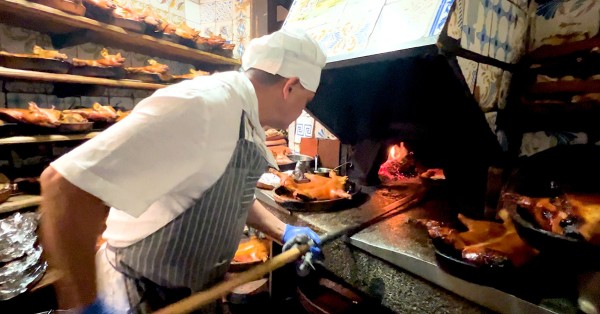 O restaurante mais antigo do mundo com 300 anos: Casa Botín fica em Madrid