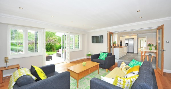 A decoração da tua sala gira em torno da televisão? Não está certo...