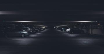 Como carregar o carro elétrico quando não há equipamentos no estacionamento? 