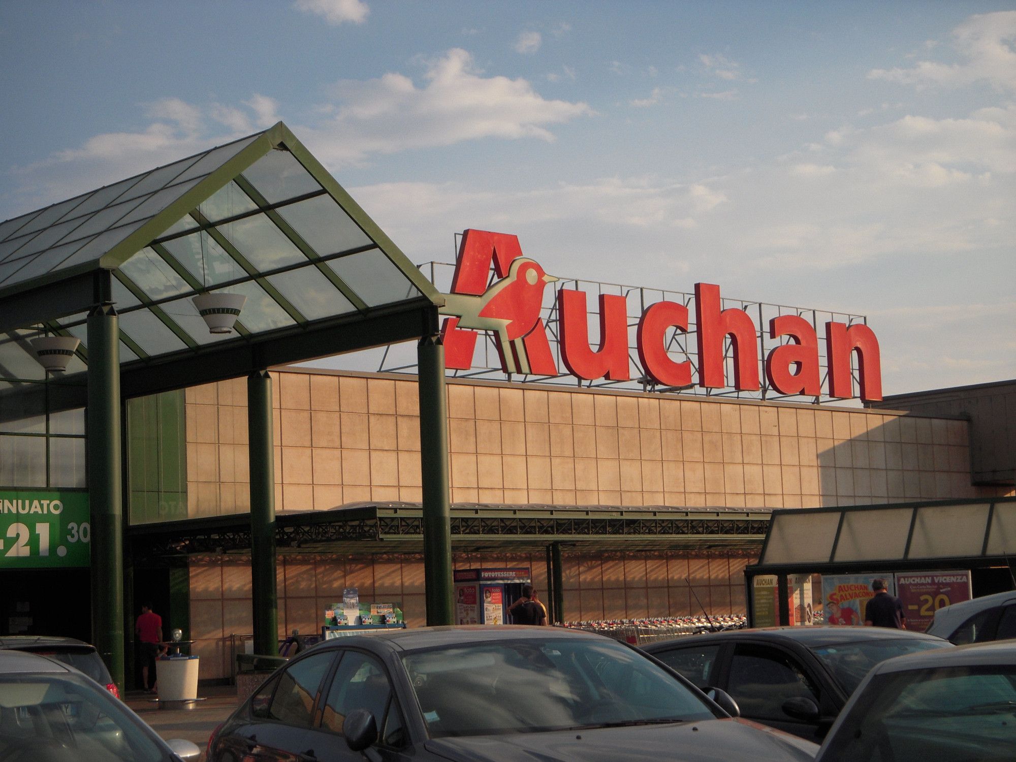 Grupo Auchan (dono do Jumbo) compra três centros comerciais em Portugal
