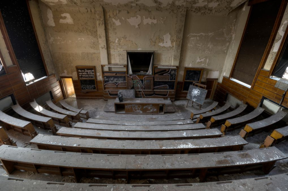 Uma sala de aula ao abandono