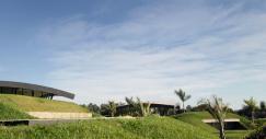 bauen-architects-hillside-home-built-into-landscape-paraguay-1