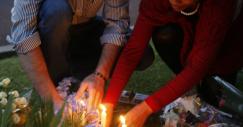 populacao_acende_velas_a_porta_de_casa_de_mandela_em_joanesburgo