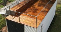 Terraço de madeira da casa modular