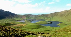 1024px-lagoa_do_caldeirao_ilha_do_corvo_acores