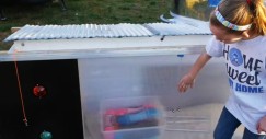 Uma menina de 10 anos construiu uma minicasa portátil e com energia solar por... 10 dólares