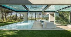 Duas piscinas transparentes