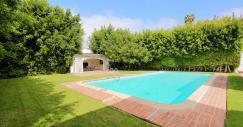 A propriedade tem amplos jardins, um poço e uma piscina