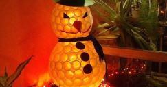 Boneco de neve feito com copos de plástico