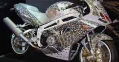 Ducati coberta com diamantes e cristais Swarovski 