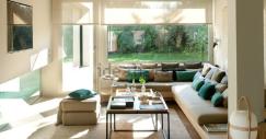 A sala, com vista para o jardim
