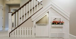 Uma casa infantil debaixo das escadas