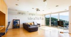 Sala com grandes janelas