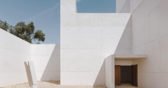 No pátio, Siza desenhou uma escultura em betão com 1,8 metros de altura denominada “Wayfarer”, uma “homenagem poética à viagem interior do peregrino”.