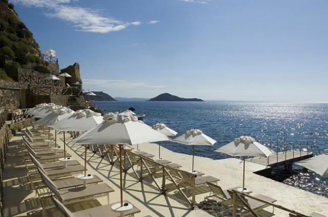 o hotel il pelicano tem uma piscina aquecida de água salgada e maravilhosas vistas para o mar